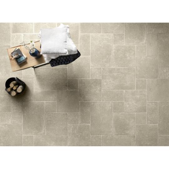 rusztikus szelu bezs jarolap csempe padlolap burkolat mediterran vintage kohatasu vilagos furdoszoba homok szinu nappali terasz lekerekitett isla ceramica opus lameridiana fagyallo burkolatok.jpg